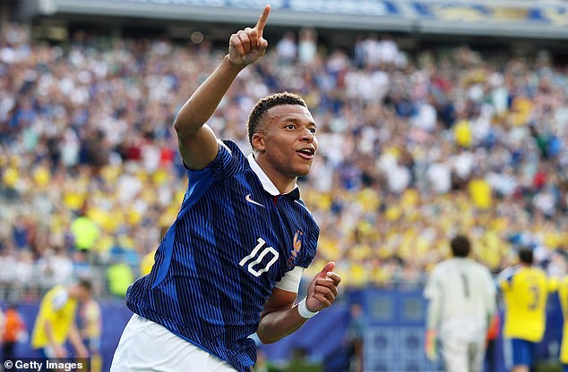 Kylian Mbappe sa pri víťazstve Francúzska nad Švédskom 3:0 posunul v dosahu rekordu Lionela Messiho na svetovom šampionáte