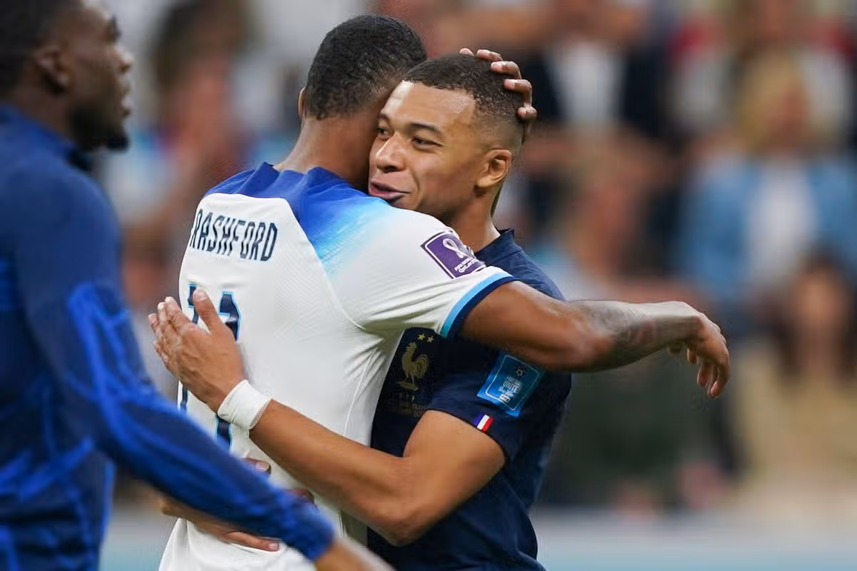 Marcus Rashford (vľavo) z Anglicka a Kylian Mbappe (vpravo) z Francúzska sa objímajú po štvrťfinálovom zápase majstrovstiev sveta FIFA v Katare 2022 medzi Anglickom a Francúzskom na štadióne Al Bayt 10. decembra 2022 v Al Khor v Katare.