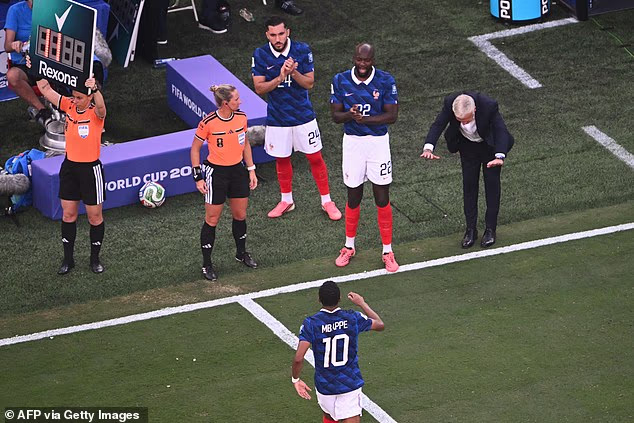 Šéf Francúzska Didier Deschamps predniesol divadelnú poklonu, keď Mbappe nastúpil proti Švédsku