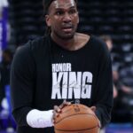 Lakers vysadili svojho záložného centra vo veteránovi Kevonovi Looneym