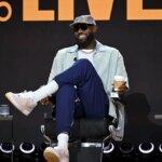 LeBron James hovorí na pódiu pred panelom v New Yorku.