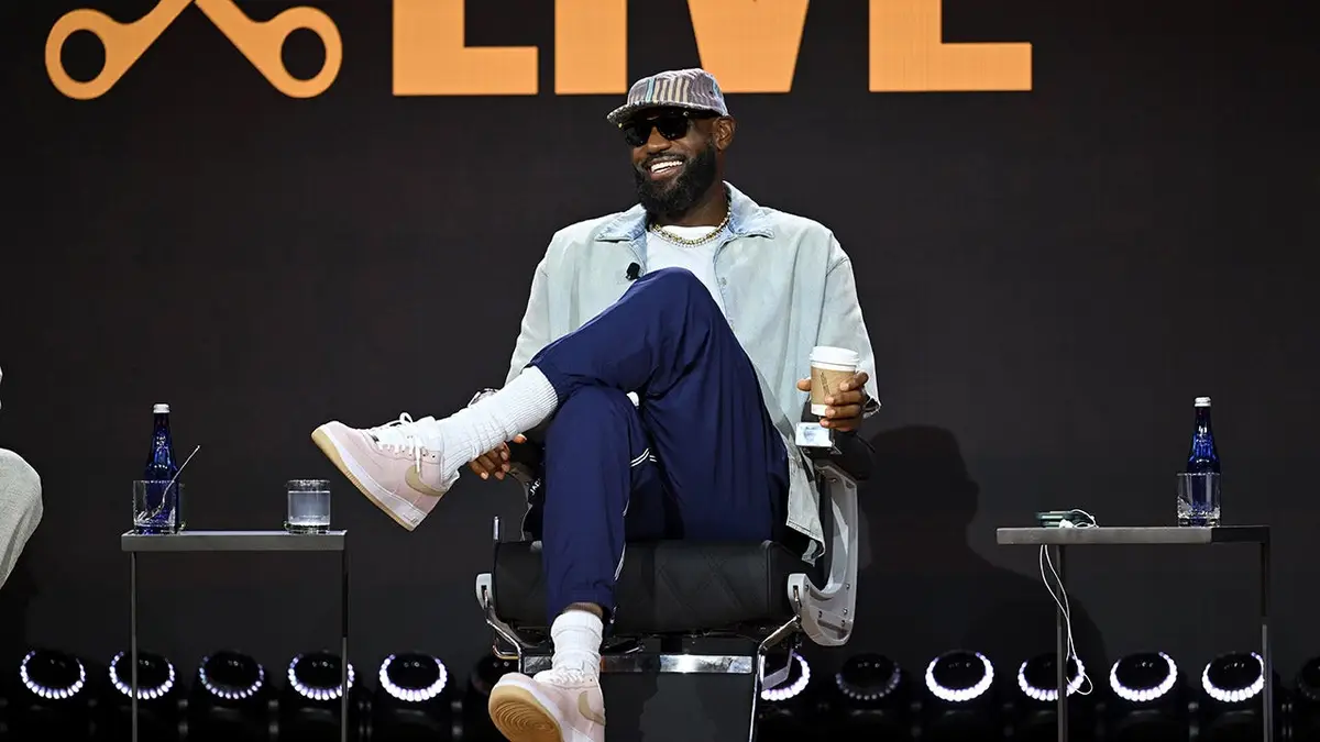 LeBron James hovorí na pódiu pred panelom v New Yorku.