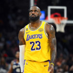 LeBron James #23 z Los Angeles Lakers reaguje počas štvrtej štvrtiny zápasu NBA proti Cleveland Cavaliers v Rocket Arena 28. januára 2026 v Clevelande v štáte Ohio.
