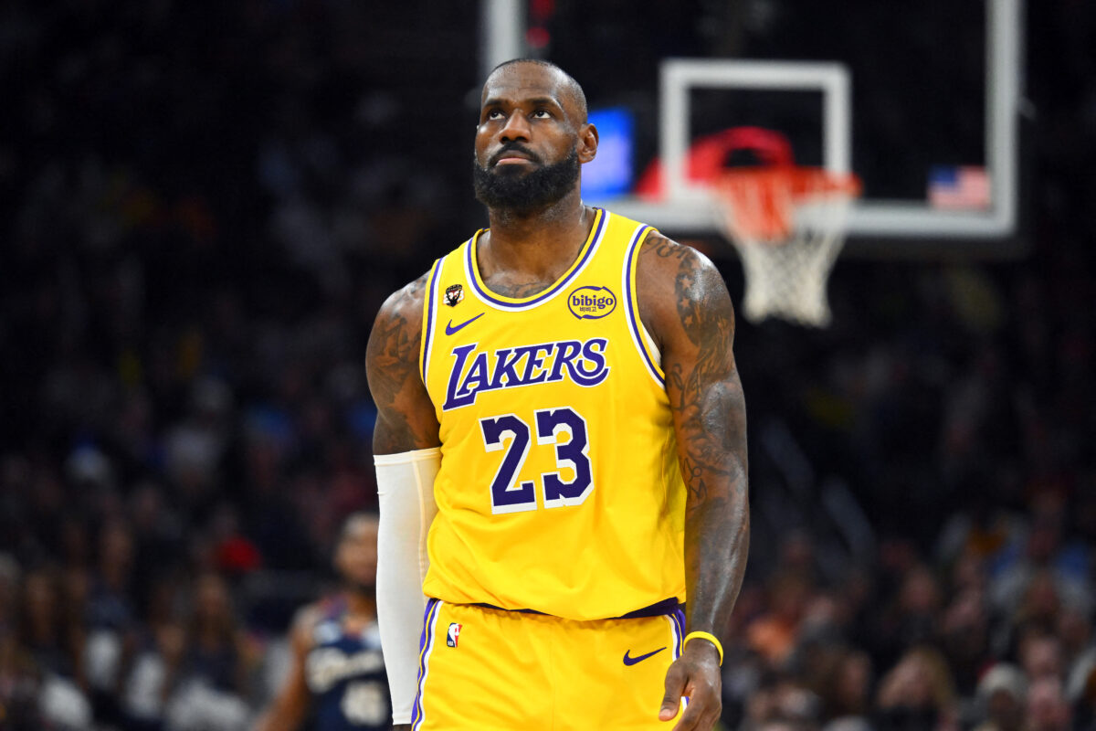 LeBron James #23 z Los Angeles Lakers reaguje počas štvrtej štvrtiny zápasu NBA proti Cleveland Cavaliers v Rocket Arena 28. januára 2026 v Clevelande v štáte Ohio.