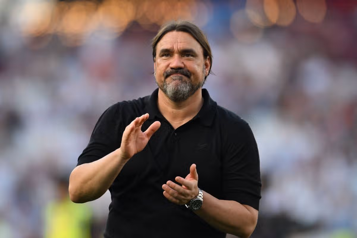 LONDÝN, ANGLICKO - 24. MÁJ: Daniel Farke, manažér Leeds United, tlieska fanúšikom po zápase Premier League medzi West Ham United a Leeds United na londýnskom štadióne 24. mája 2026 v Londýne v Anglicku. (Foto: Alex Broadway/Getty Images)