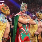 Vstup El Grande Americano do arény sprevádzaný Rayo Americano a Bravo Americano počas Monday Night RAW
