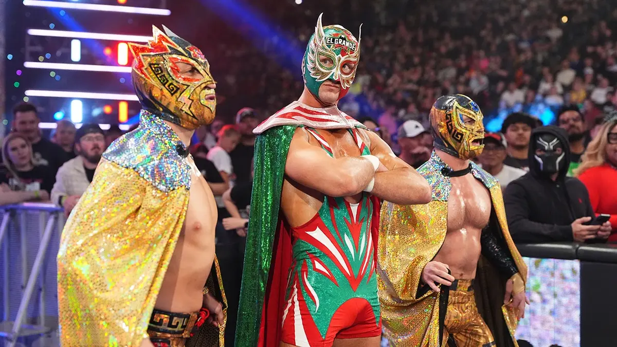 Vstup El Grande Americano do arény sprevádzaný Rayo Americano a Bravo Americano počas Monday Night RAW