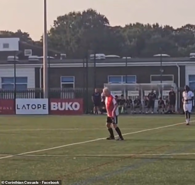 Legendárny komentátor Sky Sports Martin Tyler prišiel do Wokingovej akadémie