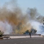 Hasič pracuje na boji s lesným požiarom neďaleko diaľnice A9 pri Beziers vo Francúzsku, 3. júla 2026.