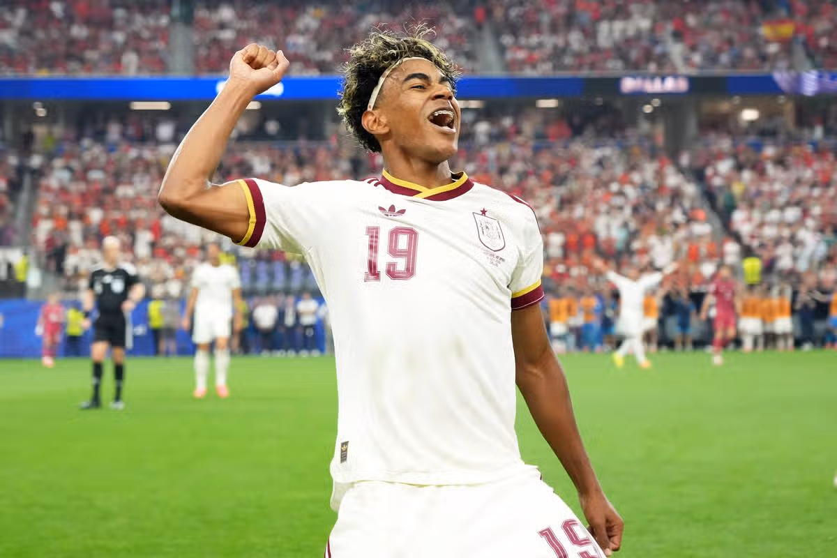 ARLINGTON, TEXAS - 6. júla: Lamine Yamal #19 zo Španielska oslavuje počas zápasu osemfinále FIFA World Cup 2026 medzi Portugalskom a Španielskom na štadióne Dallas 6. júla 2026 v Arlingtone v Texase. (Foto: Koji Watanabe/Getty Images)