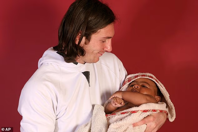 Lionel Messi kolíska päťmesačného Lamine Yamal v roku 2007. V nedeľu budú vo finále Svetového pohára na opačných stranách