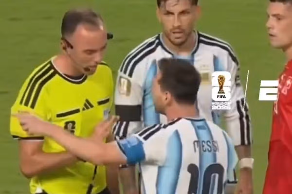 Lionel Messi sa dostal do konfliktu s rozhodcom
