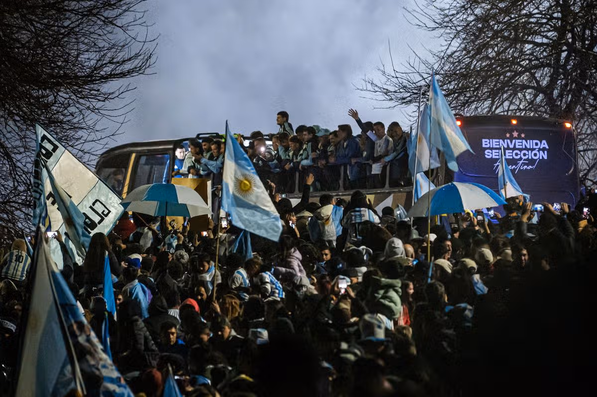 Hlavný tréner Lionel Scaloni, hráči a personál Argentíny pozdravujú fanúšikov pri príchode na Predio Lionel Andres Messi po prehre vo finále Majstrovstiev sveta vo futbale 2026 proti Španielsku