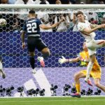 Argentínčan Lautaro Martinez skóruje pred anglickým brankárom Jordanom Pickfordom a ďalšími anglickými hráčmi.