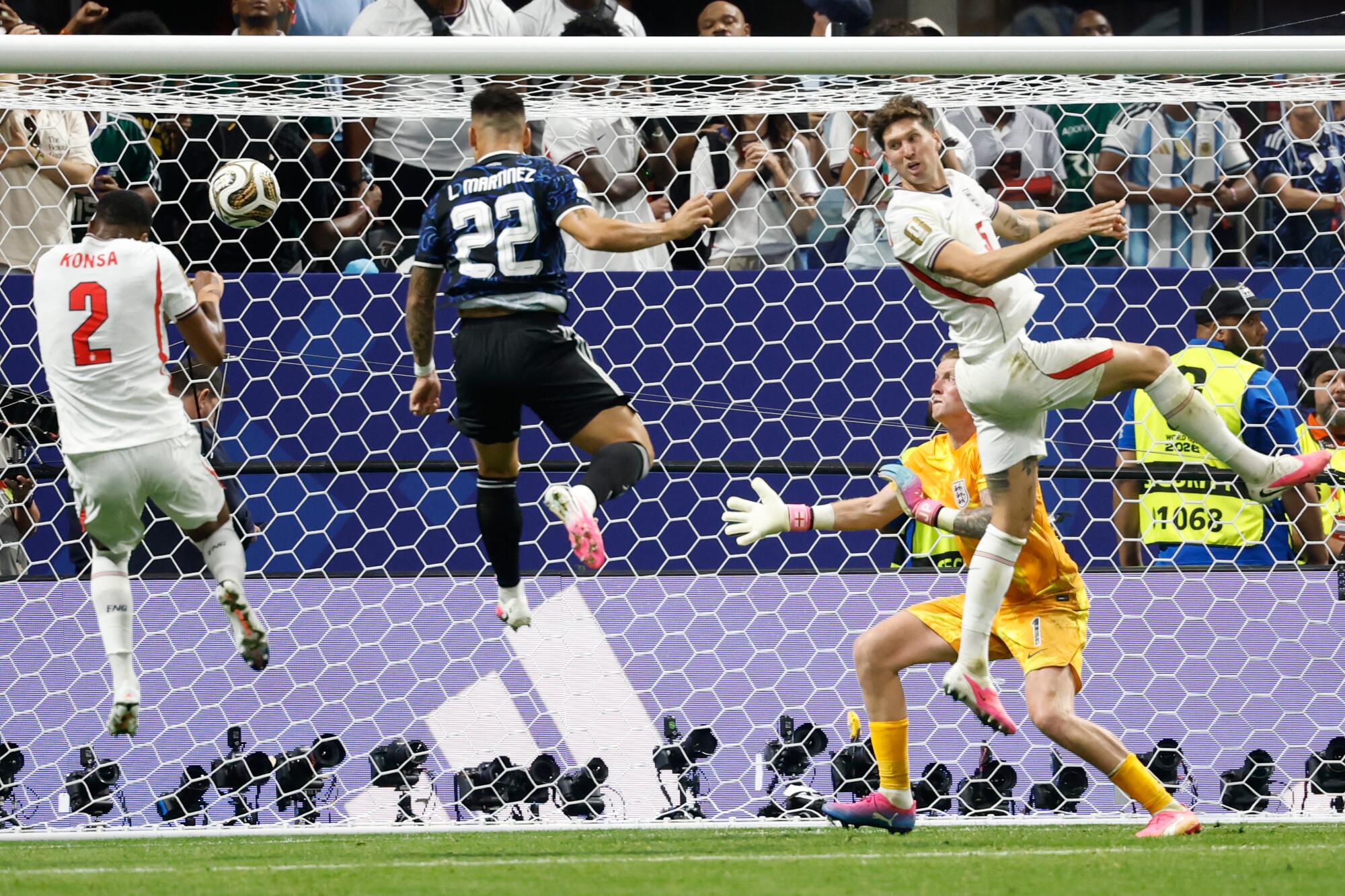 Argentínčan Lautaro Martinez skóruje pred anglickým brankárom Jordanom Pickfordom a ďalšími anglickými hráčmi.