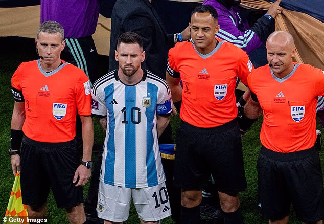 Ismail Elfath bude v stredu rozhodovať semifinálový súboj Anglicka s Argentínou