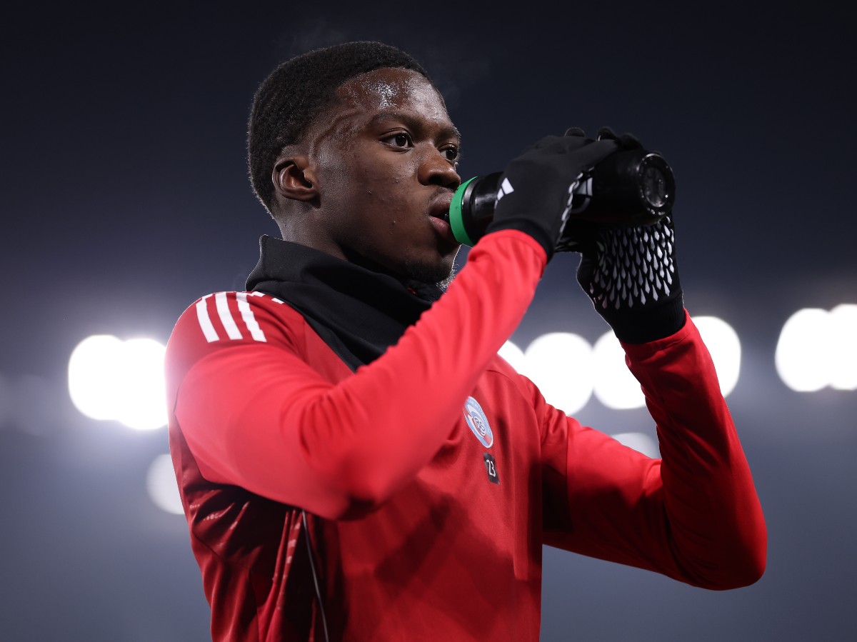 Mamadou Sarr si dá dúšok vody