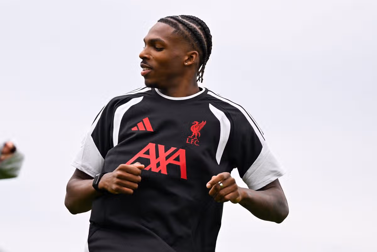 KIRKBY, ANGLICKO – 7. JÚL: (VYCHÁDZA SLNKO, VYCHÁDZA SLNKO) Jeremy Jacquet z Liverpoolu počas tréningu v AXA Training Center 7. júla 2026 v Kirkby, Anglicko. (Foto: Andrew Powell/Liverpool FC cez Getty Images)