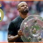 Vincent Kompany oslavuje s bundesligovou trofejou