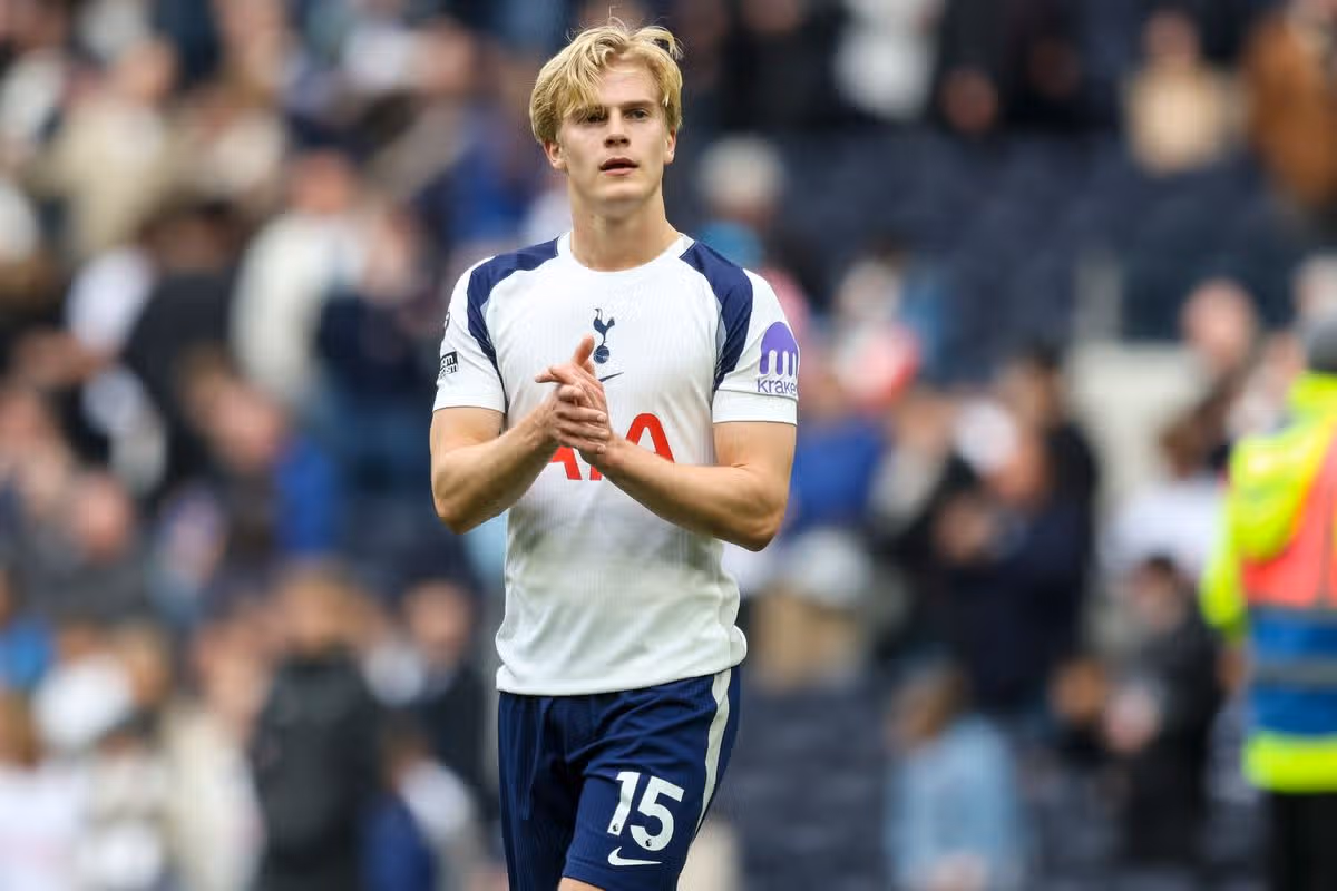 Stredopoliar Tottenhamu Lucas Bergvall by mohol opustiť klub už toto leto
