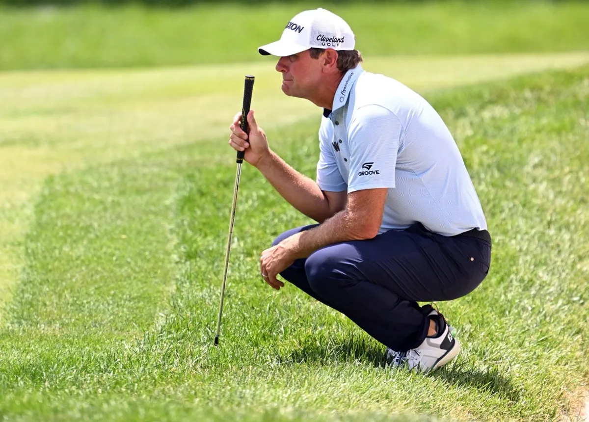2. júla 2026; Silvis, Illinois, USA; Lucas Glover zaradil svoj pat na 18. jamke počas prvého kola golfového turnaja John Deere Classic. Povinný kredit: Marc Lebryk-Imagn Images