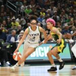 20. júla 2026; Seattle, Washington, USA; Strážkyňa Minnesoty Lynx Olivia Miles (5) dribluje s loptou, zatiaľ čo ju počas prvého polčasu v Climate Pledge Arena strážila Natisha Hiedeman (2) zo Seattle Storm. Povinný kredit: Steven Bisig-Imagn Images