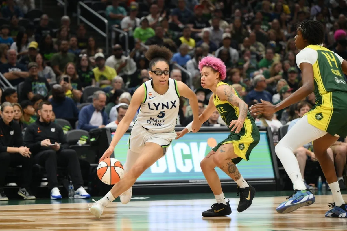 20. júla 2026; Seattle, Washington, USA; Strážkyňa Minnesoty Lynx Olivia Miles (5) dribluje s loptou, zatiaľ čo ju počas prvého polčasu v Climate Pledge Arena strážila Natisha Hiedeman (2) zo Seattle Storm. Povinný kredit: Steven Bisig-Imagn Images
