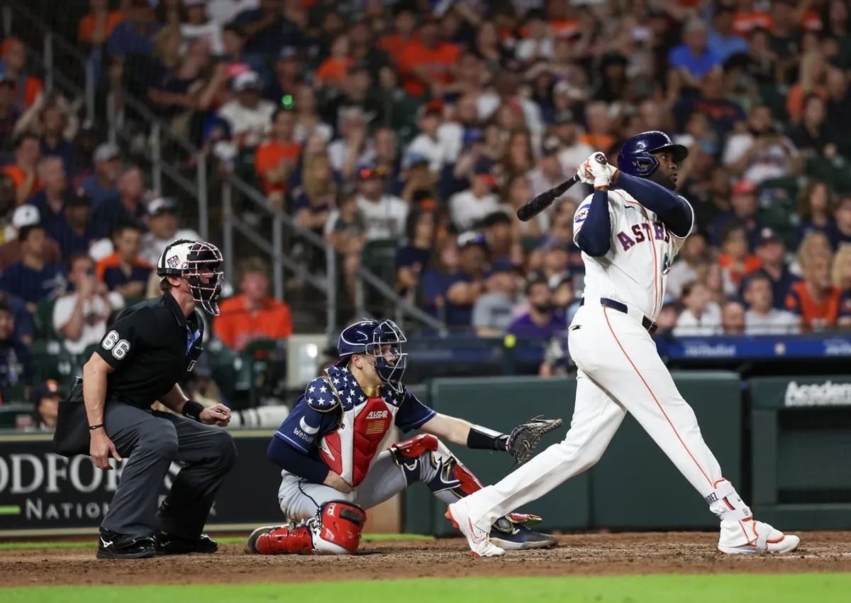 4. júla 2026; Houston, Texas, USA; Houston Astros určený stopér Yordan Alvarez (44) zaútočil na dva víťazné domáce zápasy proti Tampa Bay Rays v deviatej smene v Daikin Park. Povinný kredit: Thomas Shea-Imagn Images