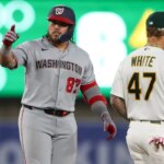 17. júla 2026; West Sacramento, Kalifornia, USA; Prvý základný hráč Washington Nationals Andres Chaparro (87) po zasiahnutí dvoch singlov RBI a postupe na druhú základňu po chybe počas šiestej smeny proti Athletics v Sutter Health Park uznal. Povinný kredit: Scott Marshall-Imagn Images