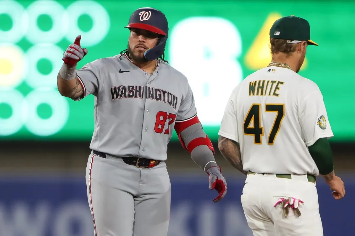 17. júla 2026; West Sacramento, Kalifornia, USA; Prvý základný hráč Washington Nationals Andres Chaparro (87) po zasiahnutí dvoch singlov RBI a postupe na druhú základňu po chybe počas šiestej smeny proti Athletics v Sutter Health Park uznal. Povinný kredit: Scott Marshall-Imagn Images