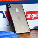 Počas hry MLB sedí iPad v zemľanke.