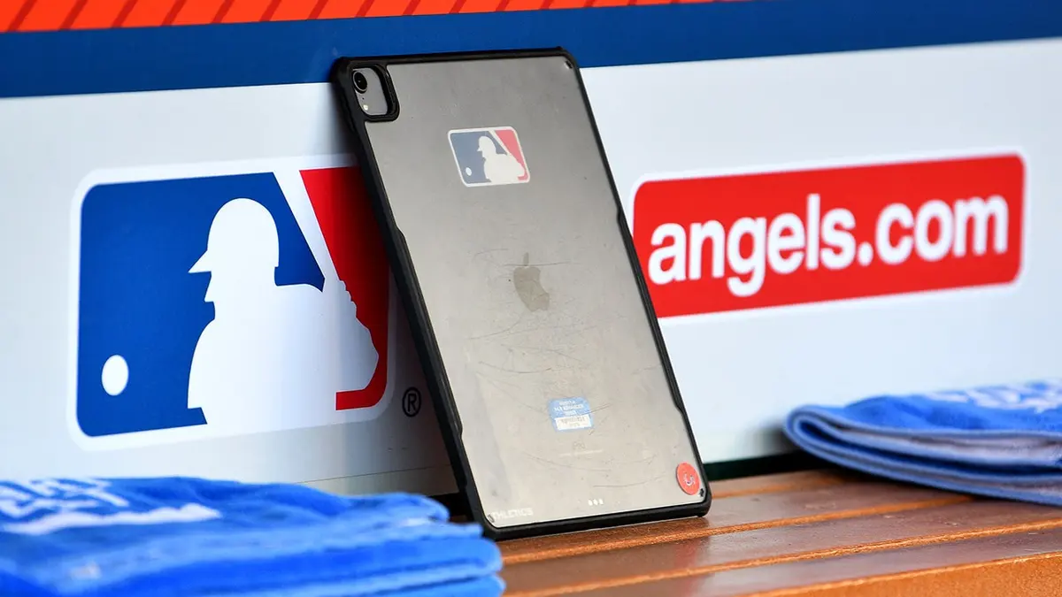 Počas hry MLB sedí iPad v zemľanke.