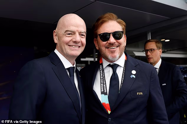 Šéf CONMEBOL Alejandro Dominguez (vpravo) naznačil, že na majstrovstvách sveta 2030 sa zúčastní 64 tímov, pričom Gianni Infantino (vľavo) je tejto myšlienke otvorený.