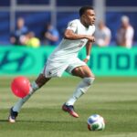 Francúzska hviezda Kylian Mbappe kontroluje loptu počas štvrťfinálového víťazstva majstrovstiev sveta nad Marokom 9. júla.