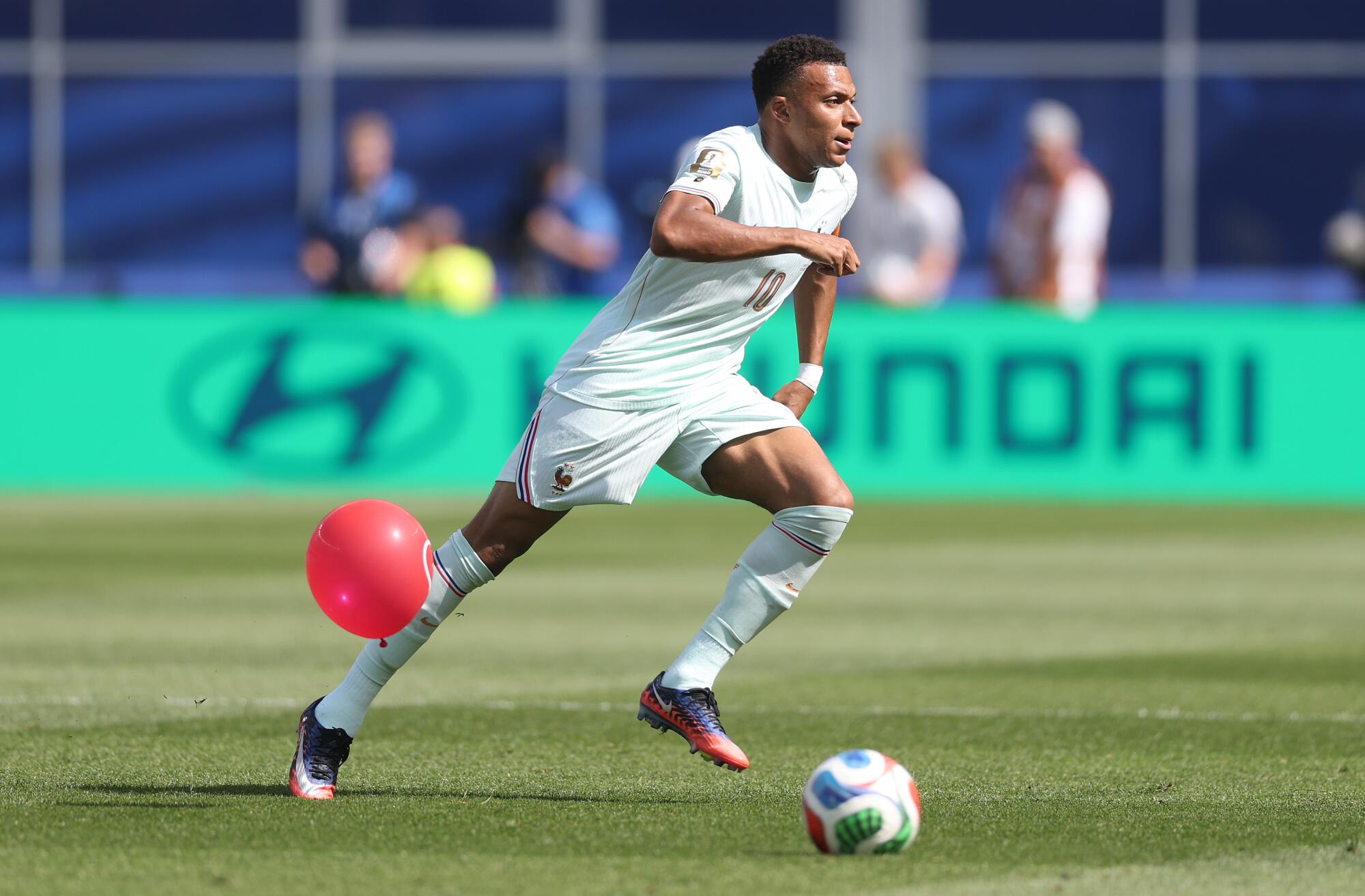 Francúzska hviezda Kylian Mbappe kontroluje loptu počas štvrťfinálového víťazstva majstrovstiev sveta nad Marokom 9. júla.