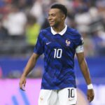 Francúzska hviezda Kylian Mbappé sa v utorok počas semifinálového zápasu majstrovstiev sveta proti Španielsku usmieva.