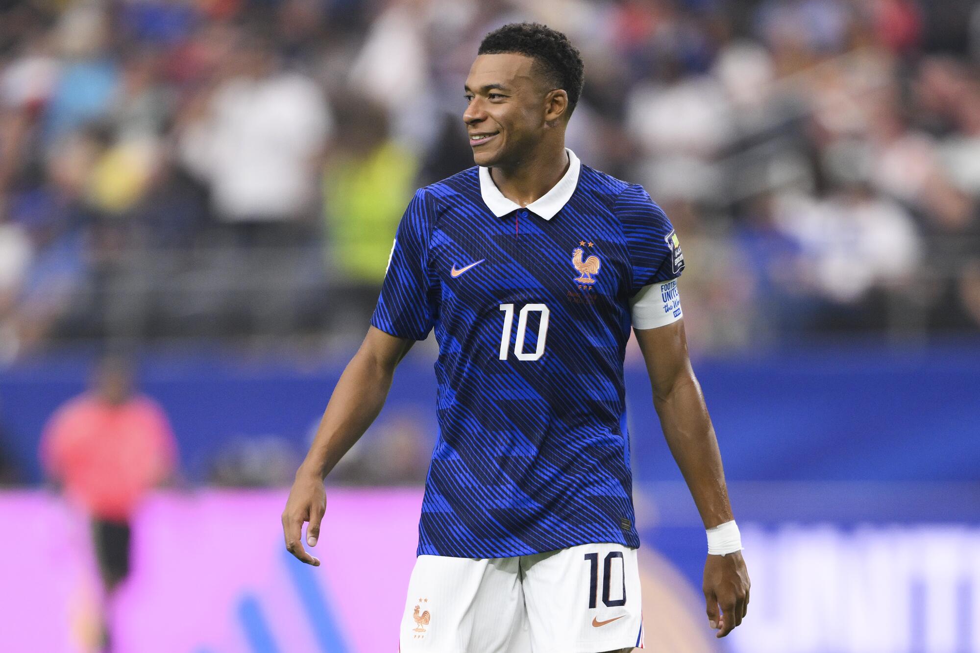 Francúzska hviezda Kylian Mbappé sa v utorok počas semifinálového zápasu majstrovstiev sveta proti Španielsku usmieva.