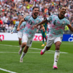 Belgičan Youri Tielemans (8) oslavuje po strelení tretieho gólu počas 32. kola majstrovstiev sveta vo futbale medzi Belgickom a Senegalom v Seattli.