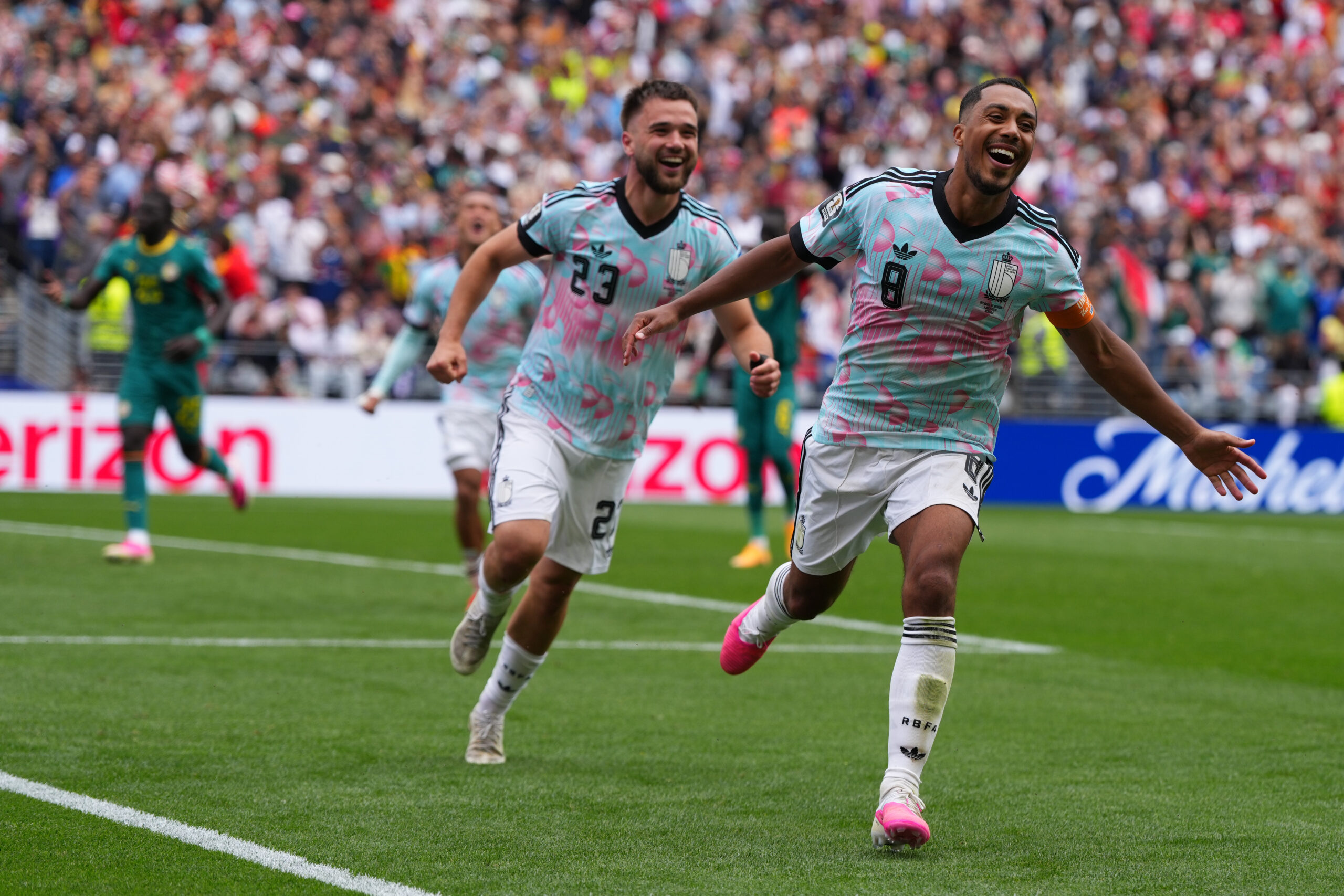 Belgičan Youri Tielemans (8) oslavuje po strelení tretieho gólu počas 32. kola majstrovstiev sveta vo futbale medzi Belgickom a Senegalom v Seattli.