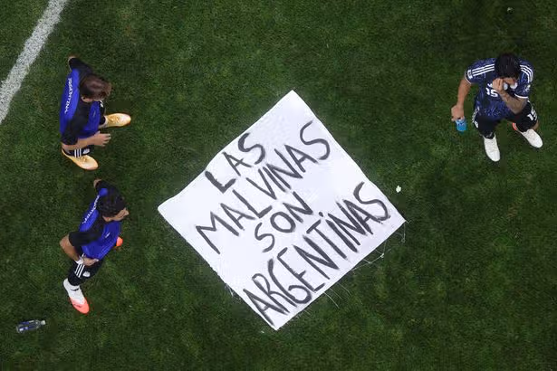 Majstrovstvá sveta NAŽIVO: FIFA reaguje na falklandské transparenty, keď sa objaví súkromné ​​odmietnutie Thomasa Tuchela