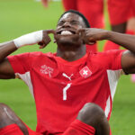 Švajčiar Breel Embolo (7) oslavuje po strelení prvého gólu svojho tímu počas 32. kola Svetového pohára vo futbale medzi Švajčiarskom a Alžírskom vo Vancouveri v Britskej Kolumbii vo štvrtok 2. júla 2026.