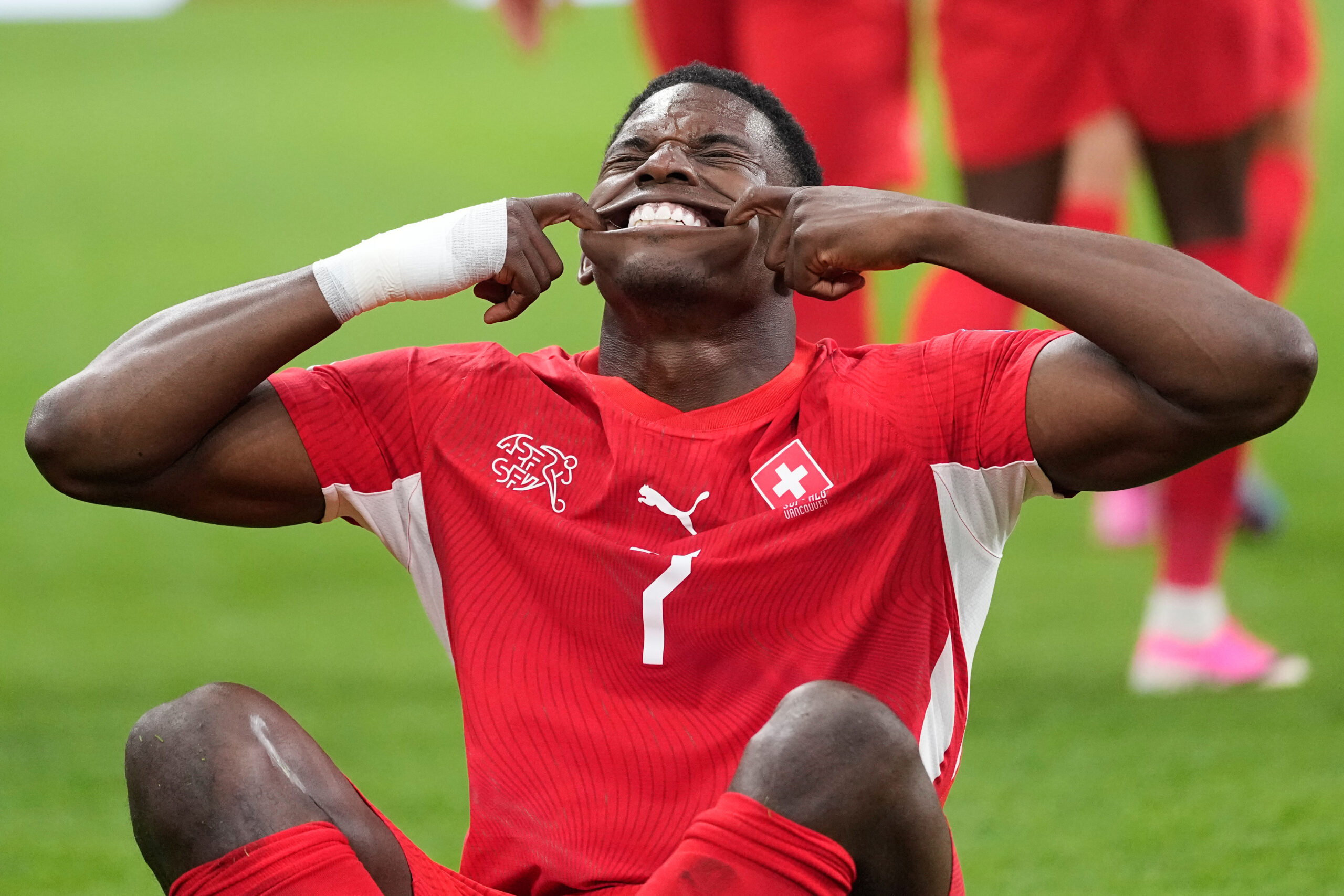 Švajčiar Breel Embolo (7) oslavuje po strelení prvého gólu svojho tímu počas 32. kola Svetového pohára vo futbale medzi Švajčiarskom a Alžírskom vo Vancouveri v Britskej Kolumbii vo štvrtok 2. júla 2026.