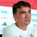 Majstrovstvá sveta vo futbale 2026: Tréner Chorvátska sa pozerá za Ronaldovým súbojom v strede poľa s Portugalskom