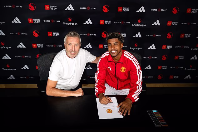 Manchester United potvrdil podpis Andreyho Santosa z Chelsea