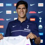 Mateus Fernandes drží dres Tottenhamu