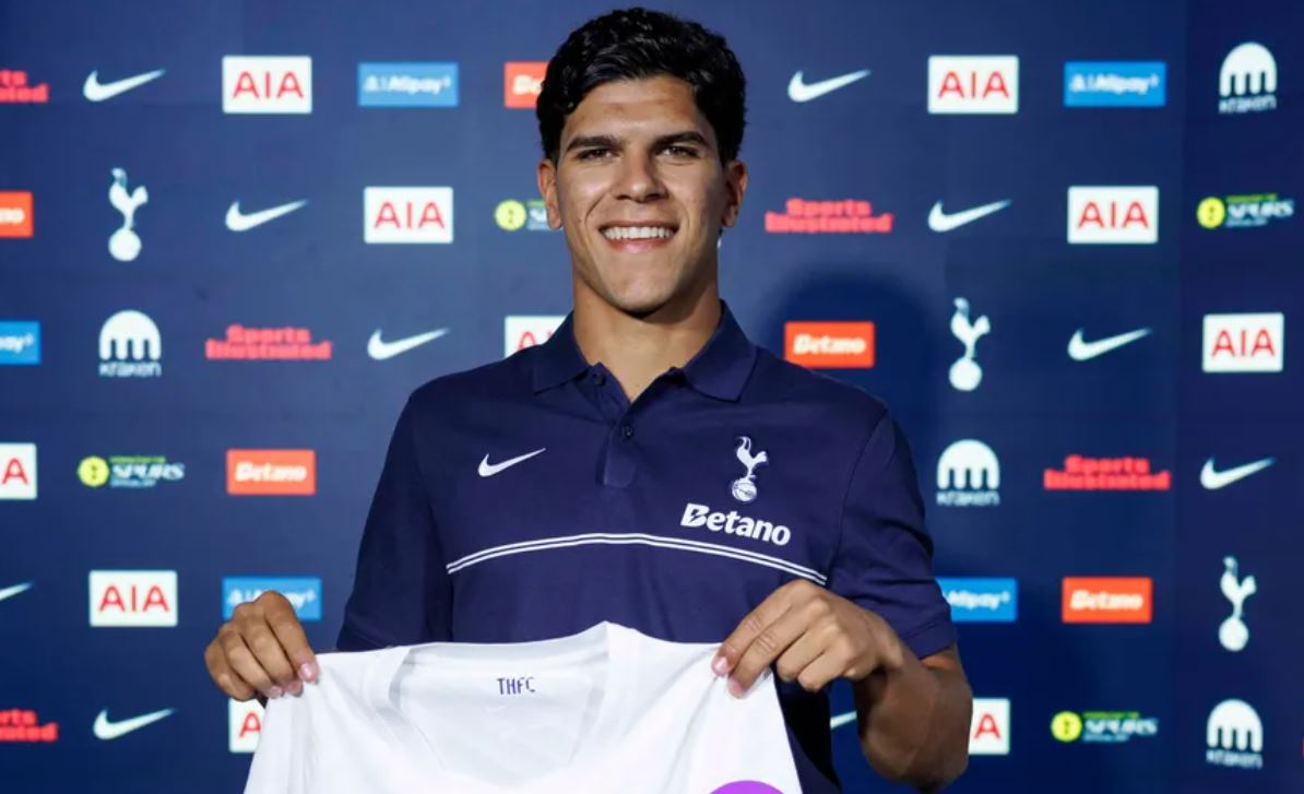 Mateus Fernandes drží dres Tottenhamu
