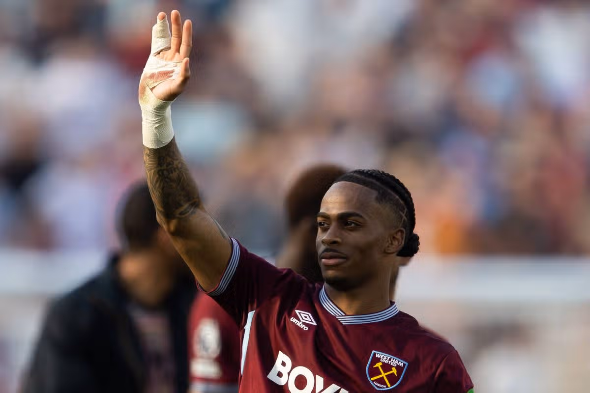 LONDÝN, ANGLICKO - 24. MÁJ: Crysencio Summerville z West Ham United máva fanúšikom a zároveň ukazuje sklamanie po tom, čo bol potvrdený zostup West Ham United do Sky Bet Championship po zápase Premier League medzi West Ham United a Leeds United na londýnskom štadióne 24. mája 2026 v Londýne v Anglicku. (Foto: Ben Peters/MB Media/Getty Images)