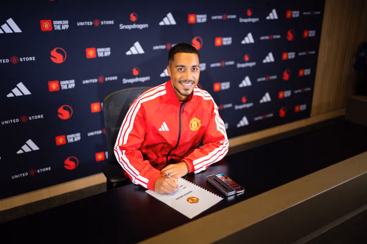 Youri Tielemans dokončil svoj presun do Man Utd
