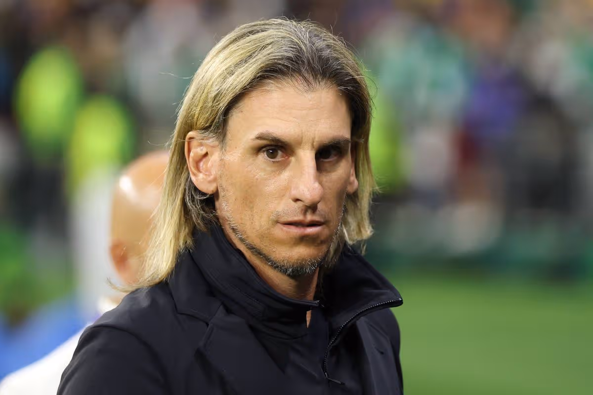 MEXICO CITY, MEXIKO – 30. JÚNA: Sebastian Beccacece, hlavný tréner Ekvádoru, sa pozerá pred zápasom 32. kola Svetového pohára FIFA 2026 medzi Mexikom a Ekvádorom na štadióne Mexico City 30. júna 2026 v Mexico City v Mexiku. (Foto: Kevin C. Cox/Getty Images)