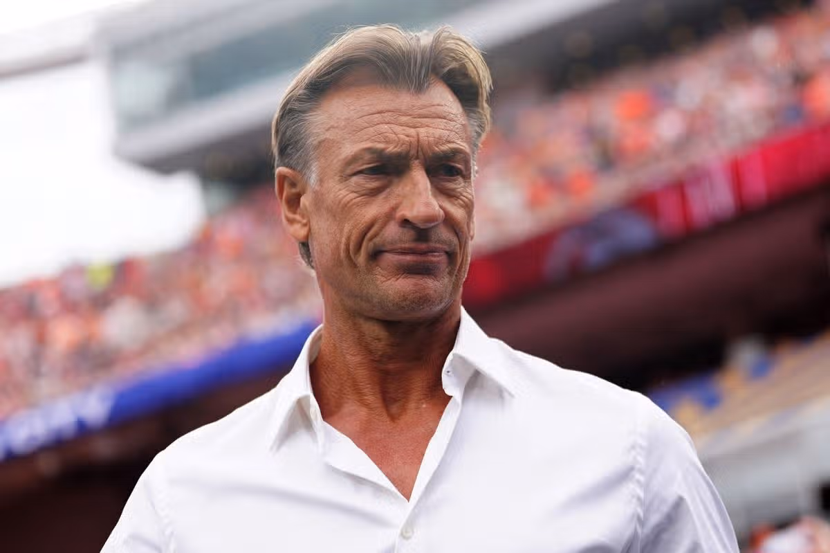 Herve Renard sa pozerá